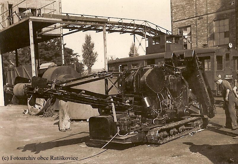 Motorák M 120.901, tzv. věžák, se příjemně dostal do pozadí za důlním kombajnem. Fotoarchiv obce Ratíškovice