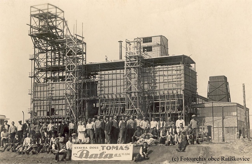 Skupinový snímek stavitelů budoucího Dolu Tomáš, pořízený patrně na jaře 1934, z jižní strany. Fotoarchiv obce Ratíškovice