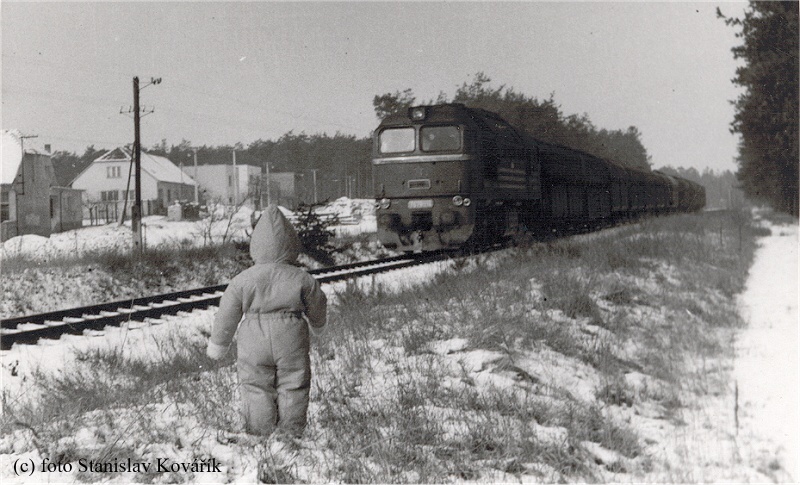 Vlak s lokomotivou řady T 679.1, ulice U lesa