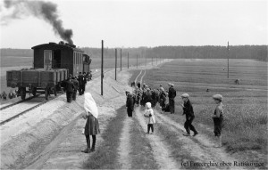 002.-kolaudacni-vlak---insp.drezina-mezi-milot.-a-vacen.prejezdem--27.iv.1934.jpg